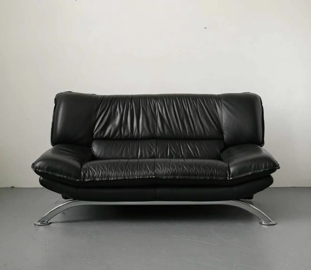 Modern Nicolette Designer Leather Sofa immaculate - Image 1