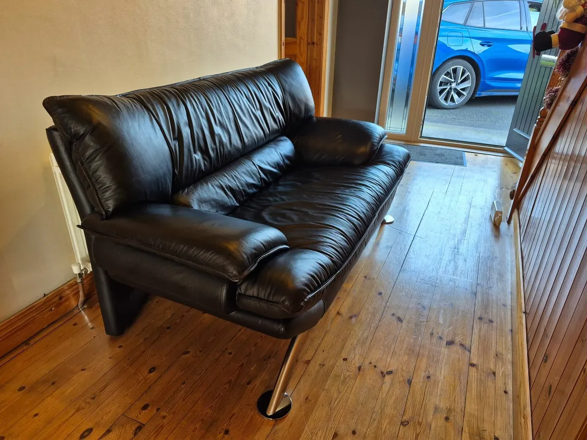 Modern Nicolette Designer Leather Sofa immaculate - Image 4