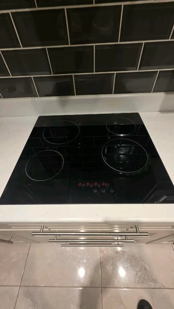 Electric hob and cooker hood - Image 1