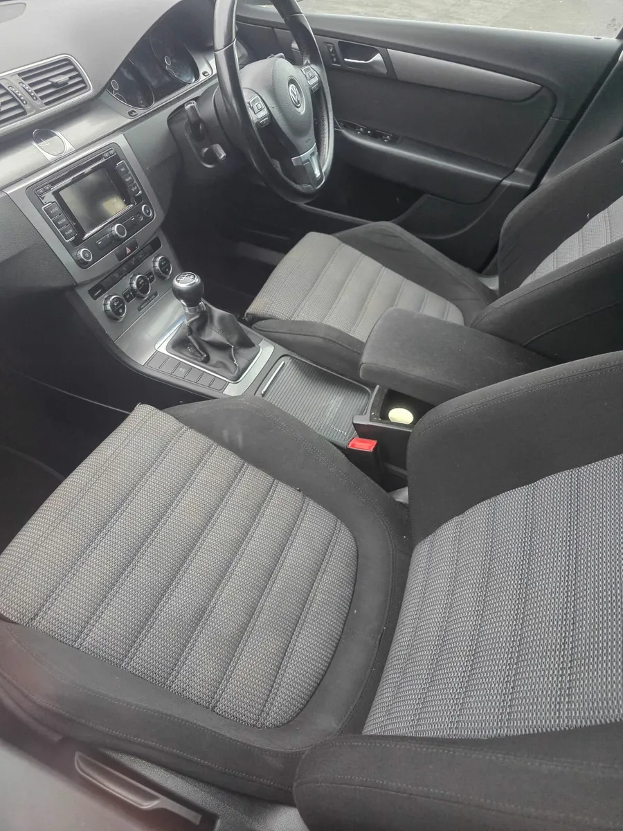 Volkswagen Passat 2012 - Image 2