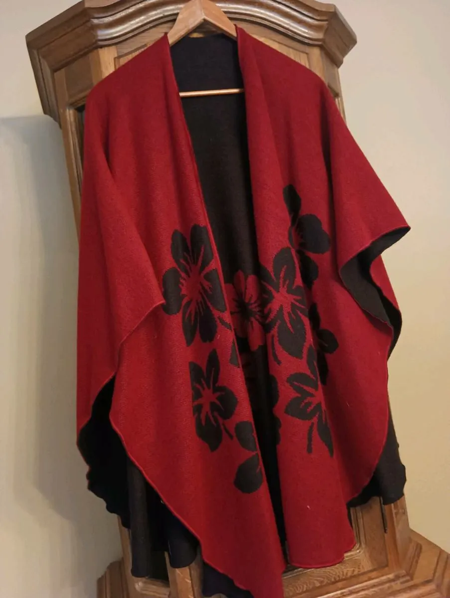 Beautiful like new ladies double sided cape - Image 1