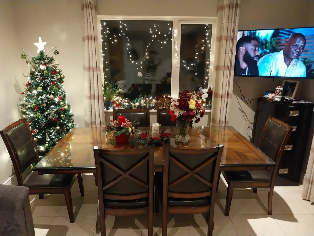 Hard wood table extendable - Image 1