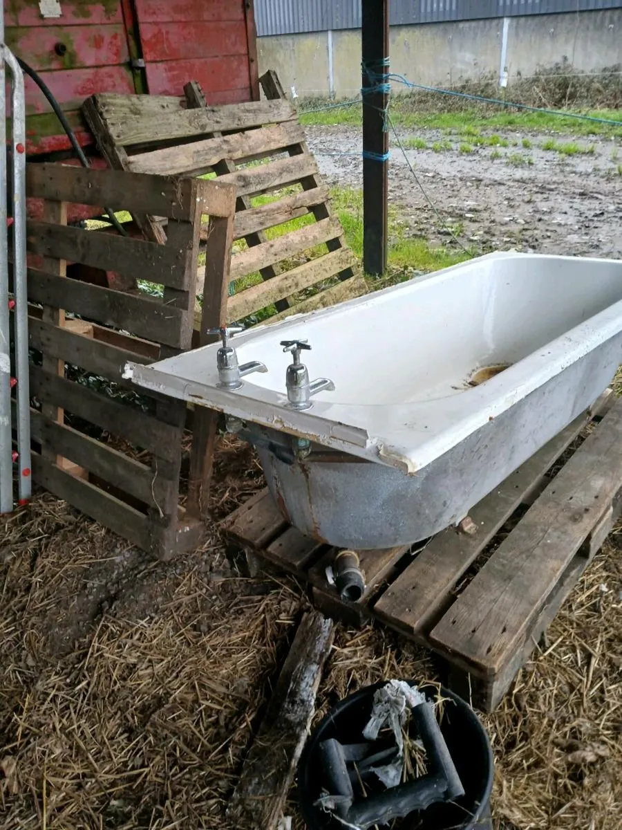 Cast iron enamel Bath, sink and toilet cistern - Image 1