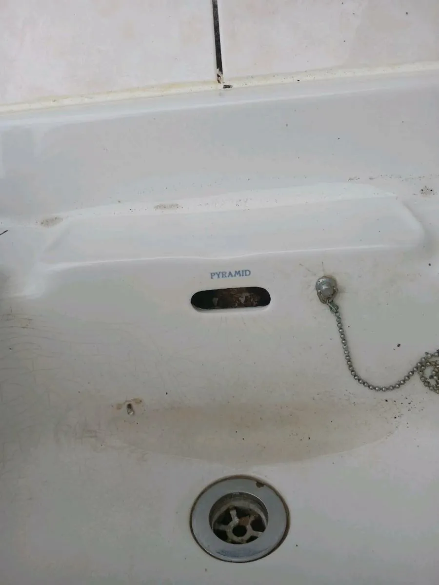 Cast iron enamel Bath, sink and toilet cistern - Image 3