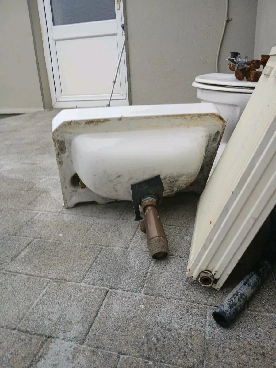 Cast iron enamel Bath, sink and toilet cistern - Image 4