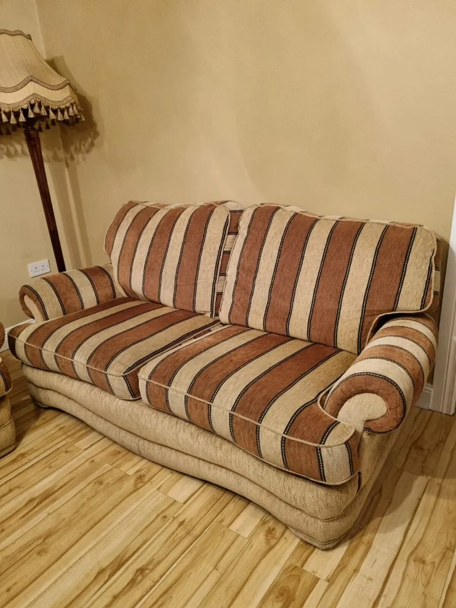 Couch and 2 arm chairs - Image 1