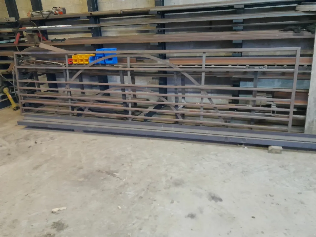 Traditional Style Gate - Image 2