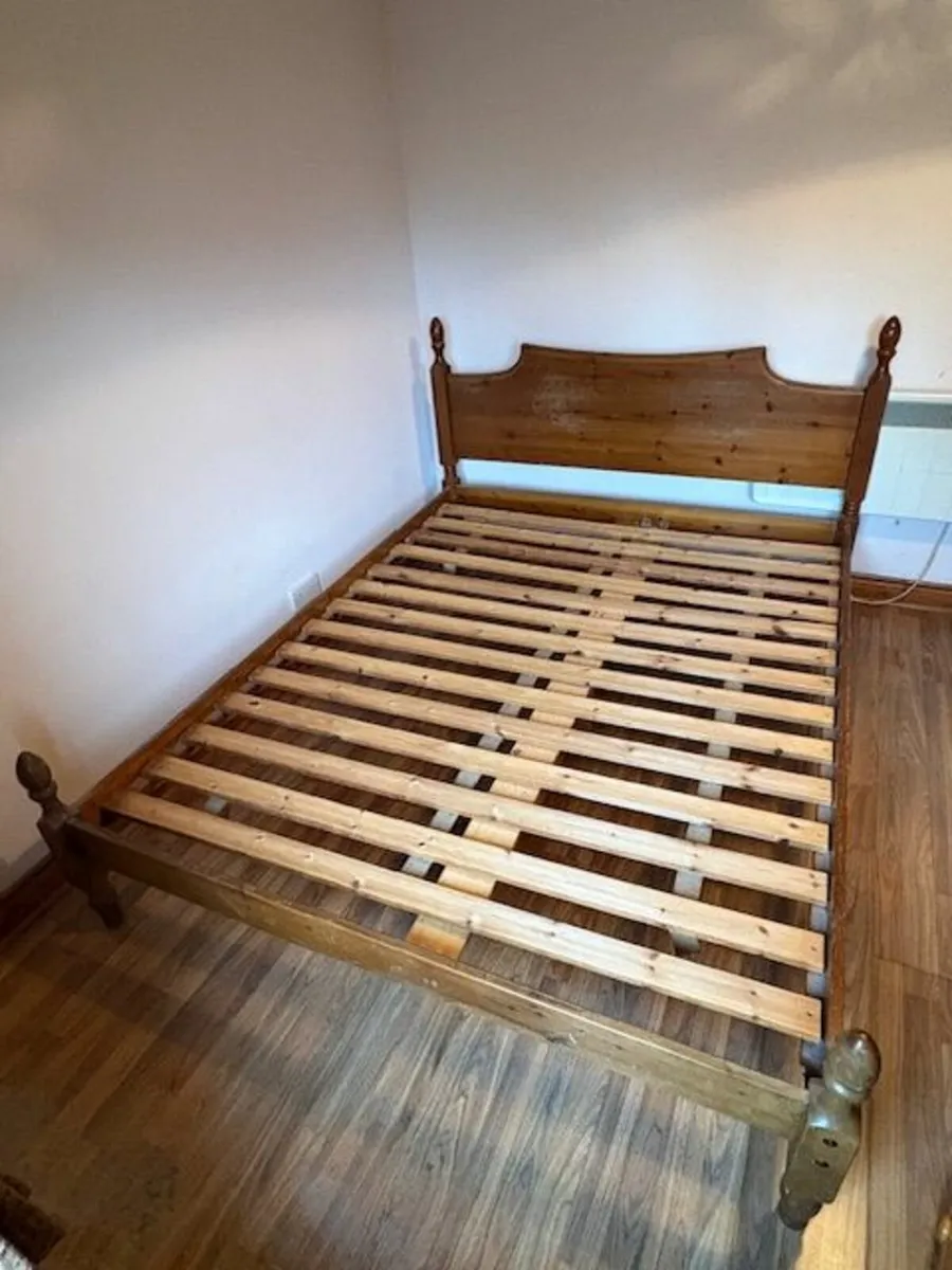 King size bed - Image 1