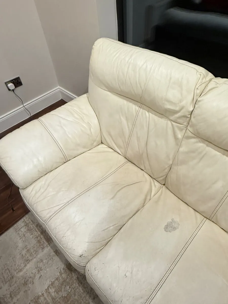 Leather corner sofa and cuddle chair - Image 1