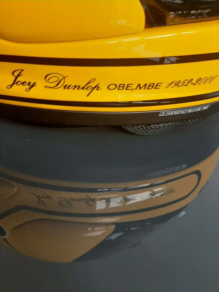 Joey Dunlop 25th Anniversary Helmet - Image 4