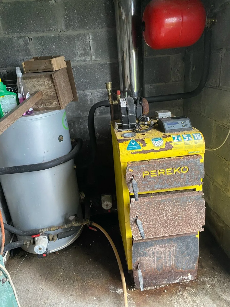 Water cylinder and burner - Image 1