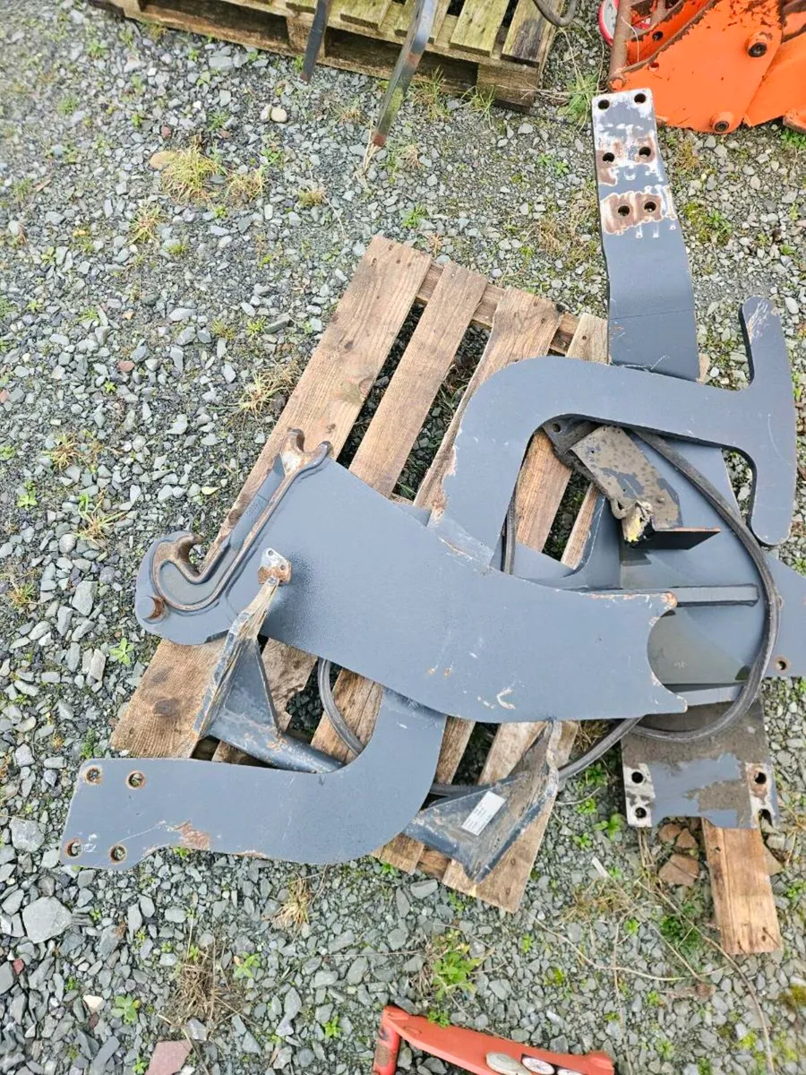 New holland T7 lwb loader brackets ,puma - Image 2