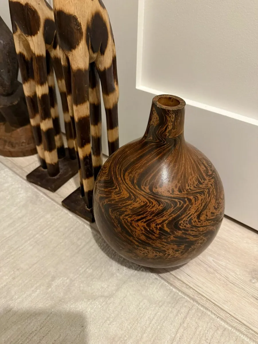 Wood Decorative Giraffe / Monkey and Vase - Image 4