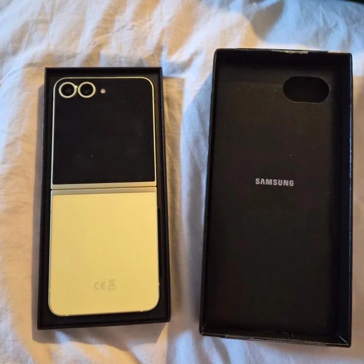 Samsung Galaxy Z Flip6 - Image 2