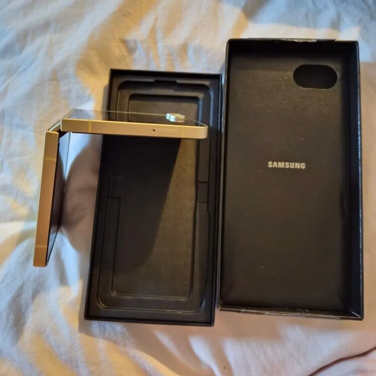 Samsung Galaxy Z Flip6 - Image 4