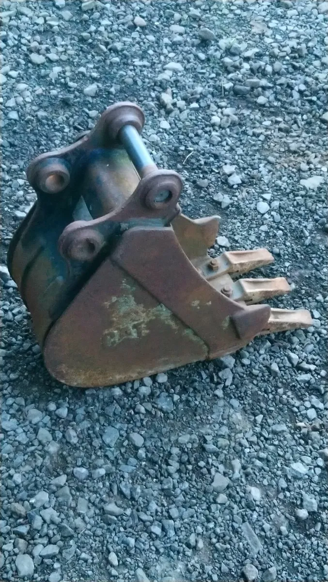 VOLVO / CAT MINI DIGGER BUCKET 35mm pins - Image 1