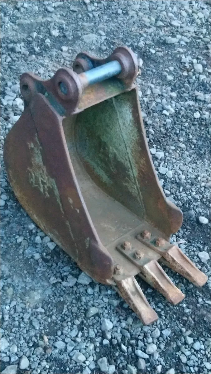 VOLVO / CAT MINI DIGGER BUCKET 35mm pins - Image 2