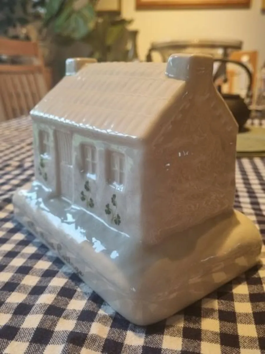 Donegal Parian China Cottage - Image 4