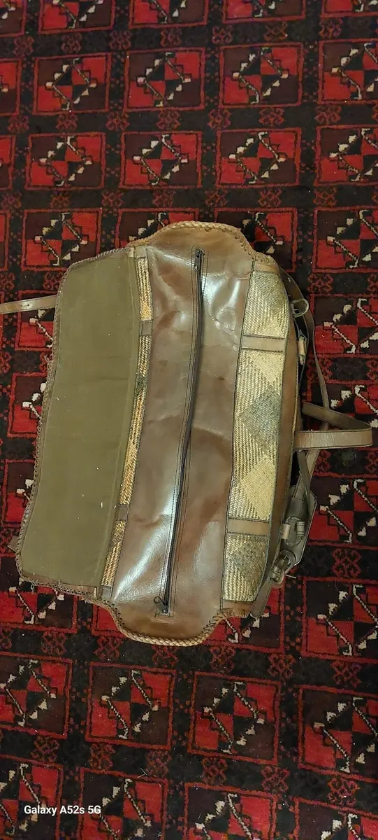 Vintage 1950s woven rattan and brown leather bag - Image 3