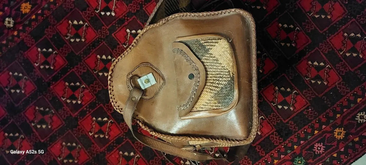 Vintage 1950s woven rattan and brown leather bag - Image 4