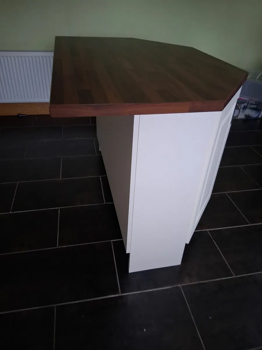 Kitchen island - Image 1