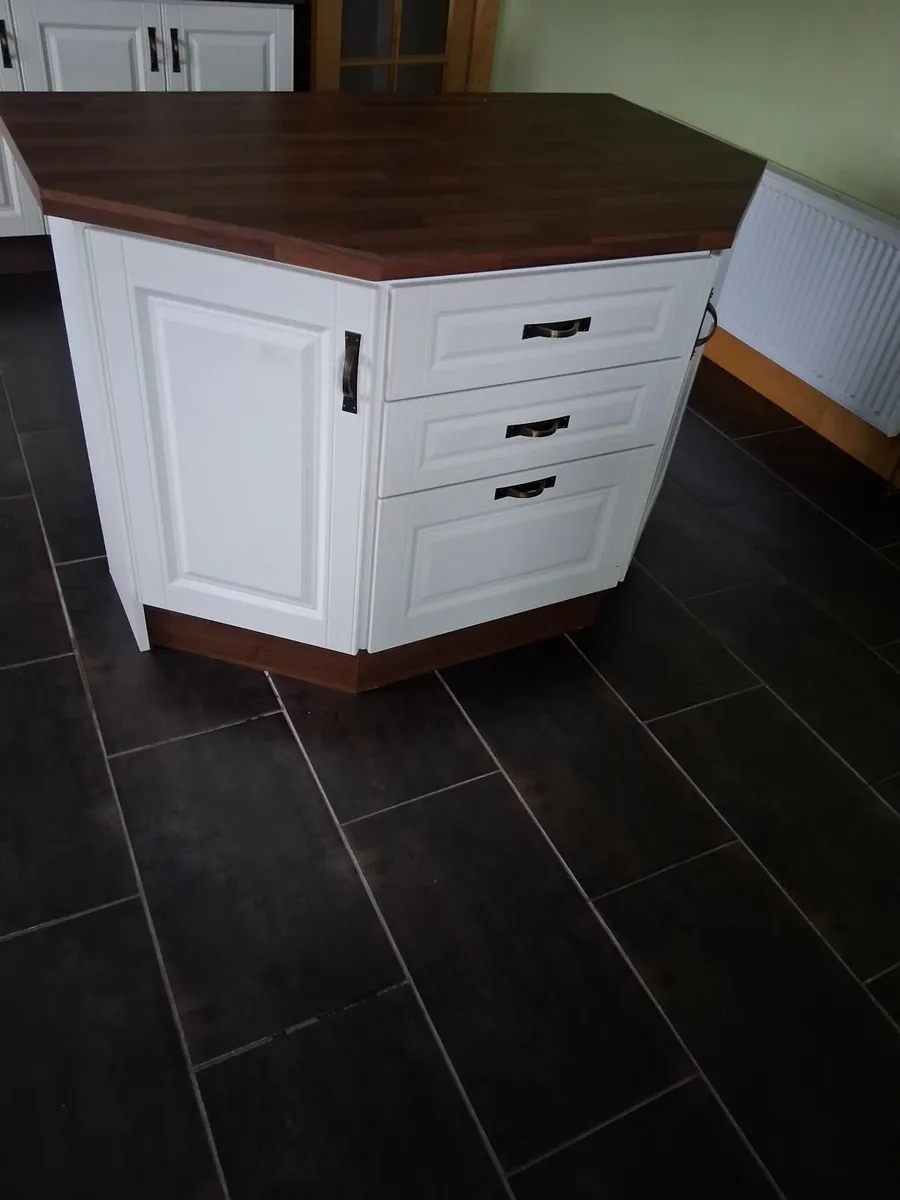 Kitchen island - Image 2