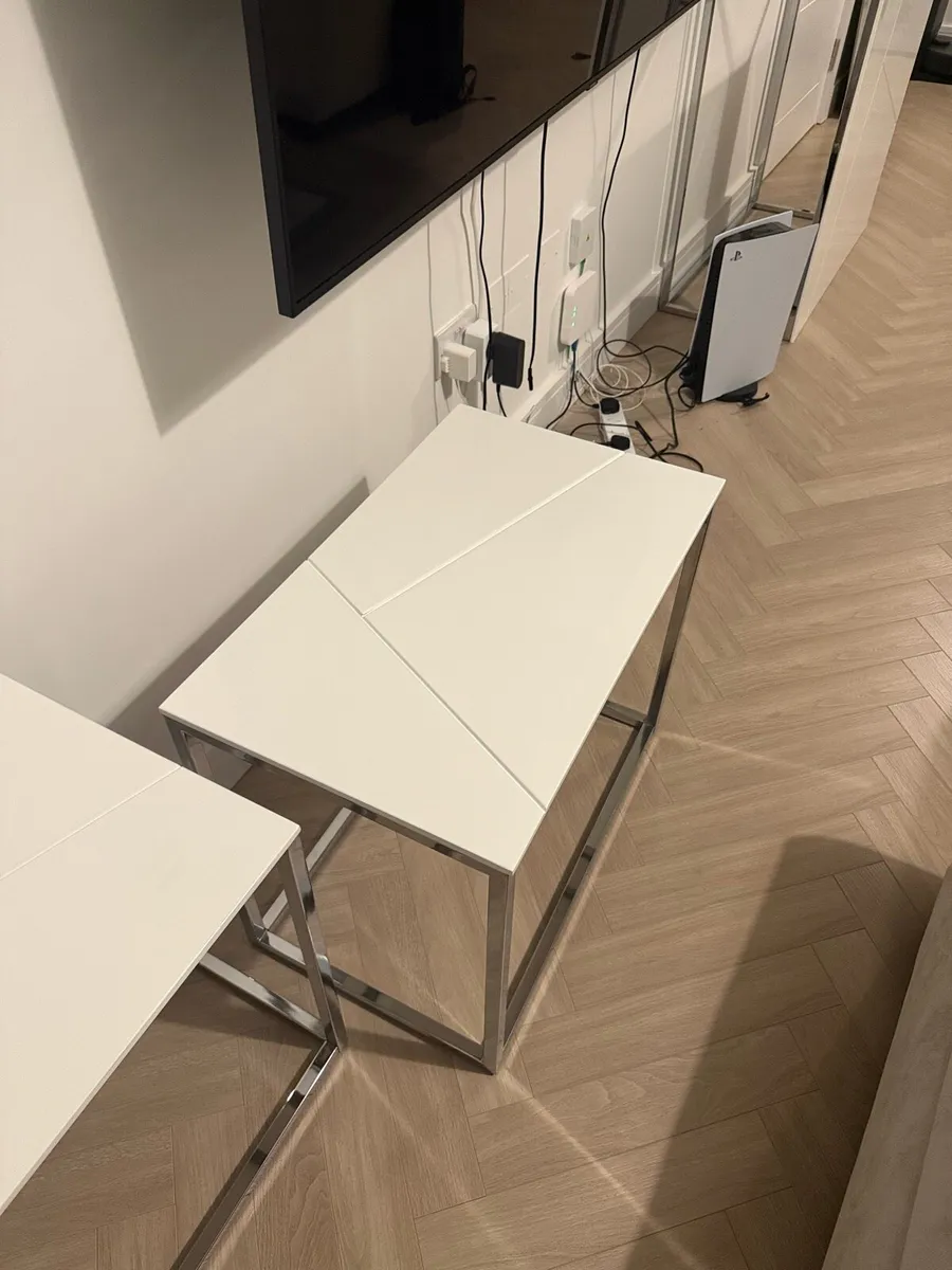 Modern white and chrome 4 piece set - Image 3