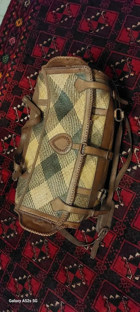 Vintage 1950s woven rattan and brown leather bag - Image 2