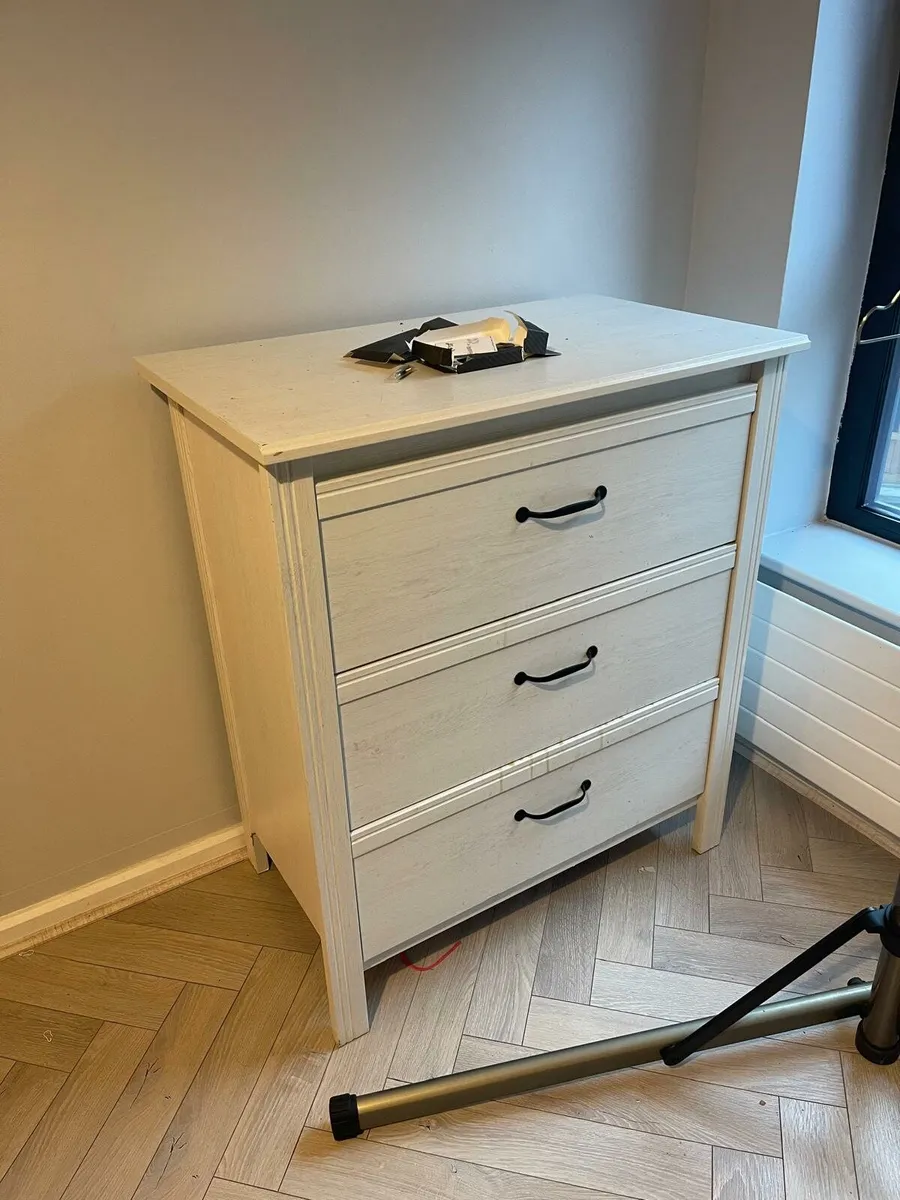 White chest of drawers