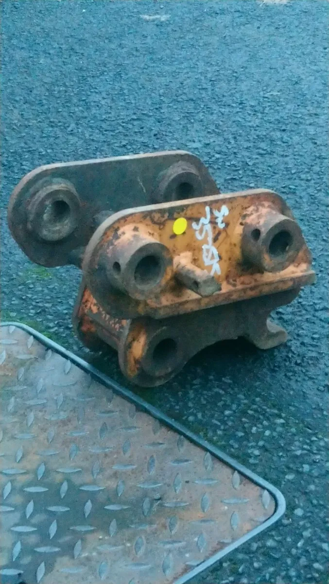 TAKEUCHI QUICK HITCH 35mm pins - Image 2