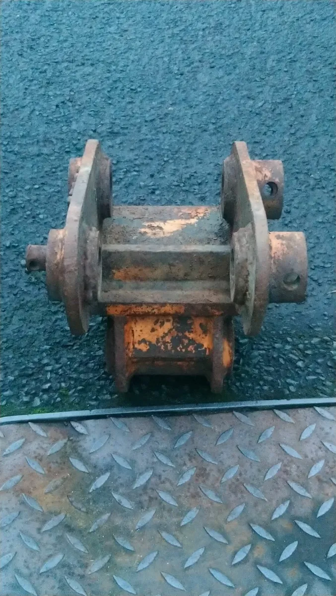 TAKEUCHI QUICK HITCH 35mm pins - Image 3