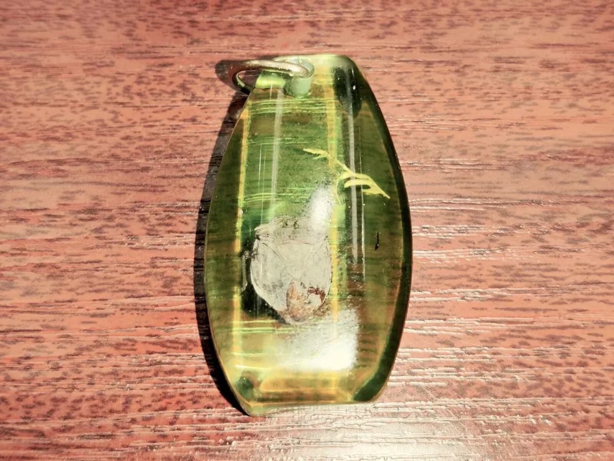 RARE, GREEN HUGE AMBER, 9CT Gold Hook Pendant ! - Image 1