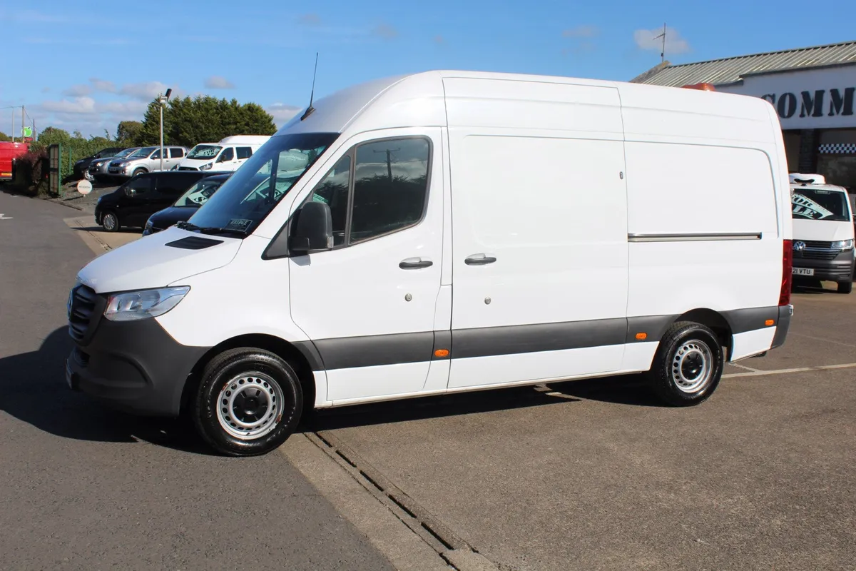 2022 Mercedes-Benz Sprinter 315 L2H2 RWD 6300kgs - Image 3