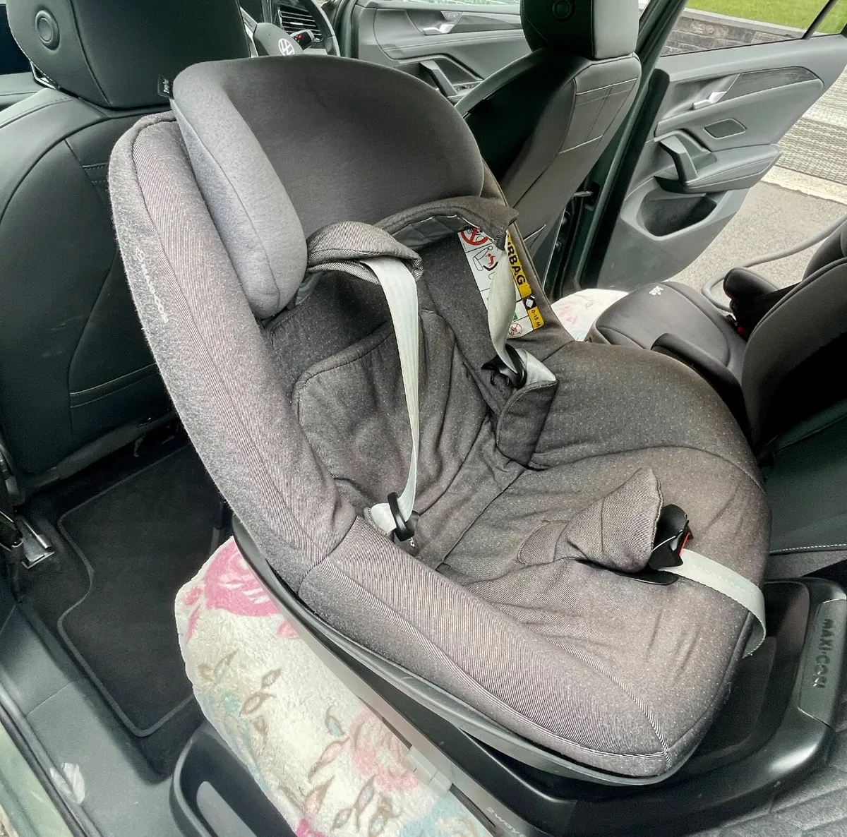 Maxi Cosi car seats and base - Image 2
