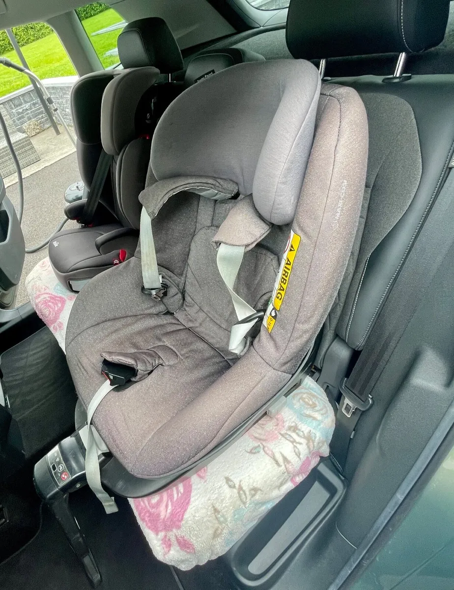 Maxi Cosi car seats and base - Image 4