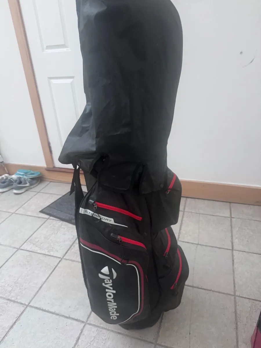 Taylormade golf cart bag - Image 1