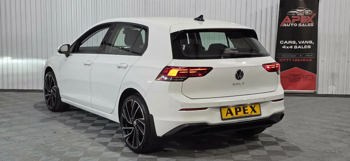 Volkswagen Golf DIESEL HATCHBACK - Image 4