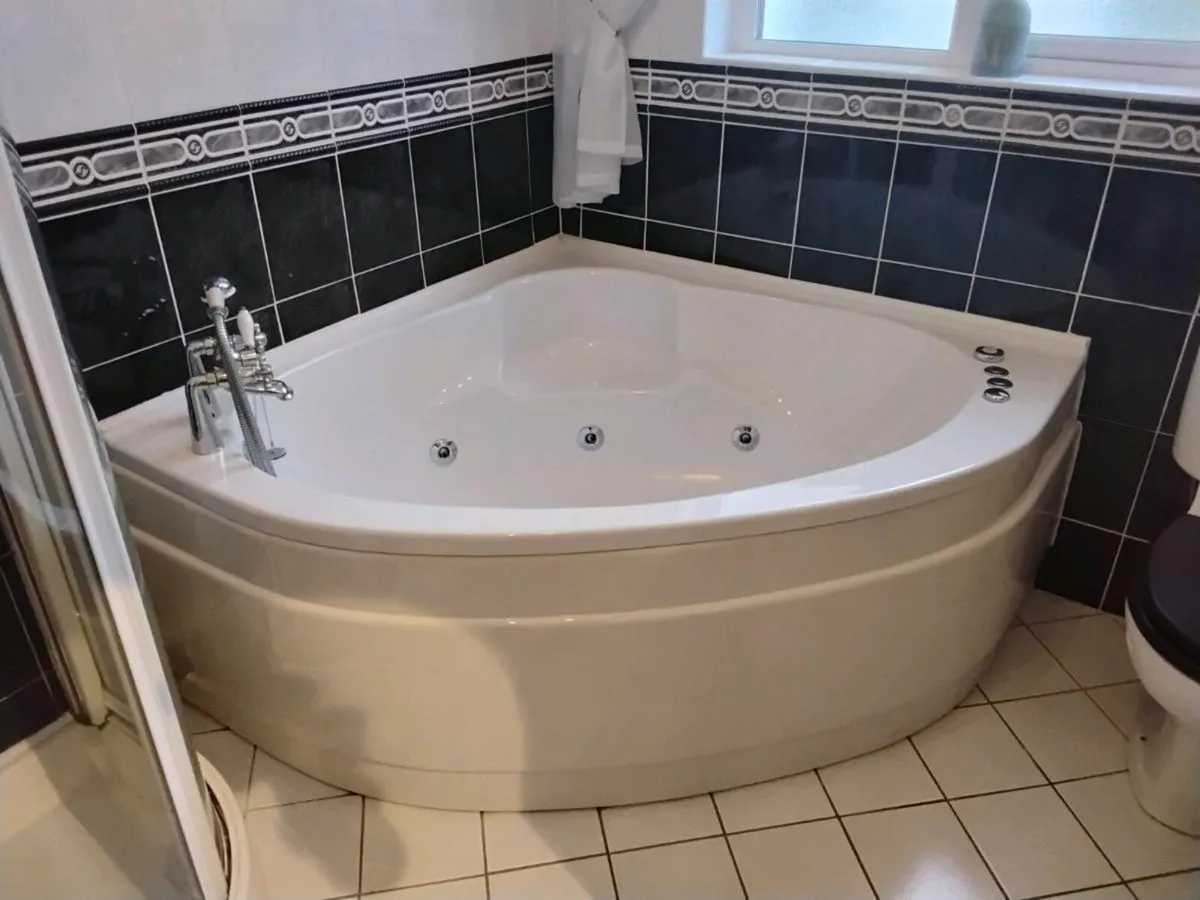 Bathroom ware - Image 1