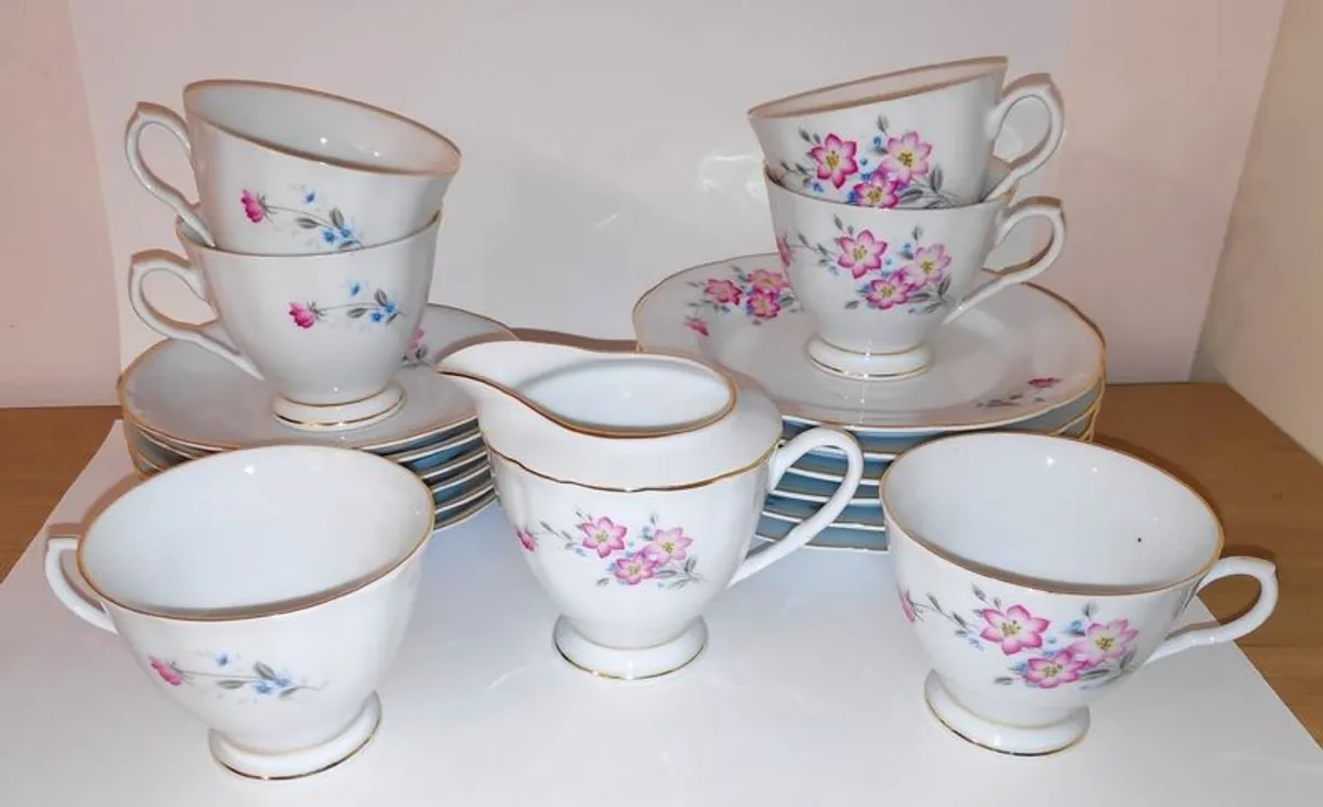 Vintage Chinese Yong Sheng  porcelain tea set,  19 pcs - Image 1