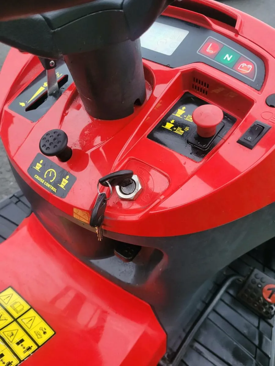 2015 Castlegarden xt180 lawnmower - Image 4