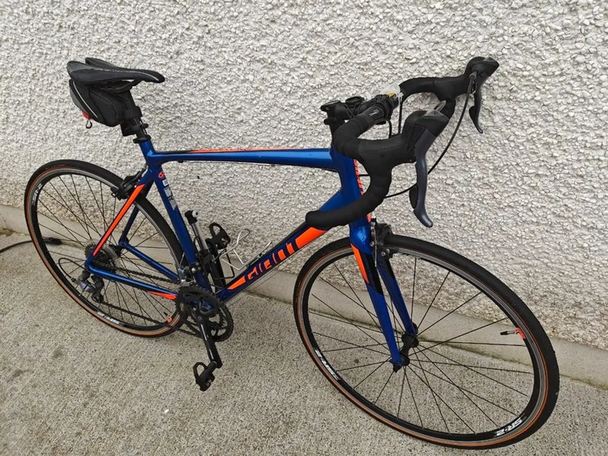 Giant Contend 2 (2017) w/ Garmin Edge & Pump - Image 2