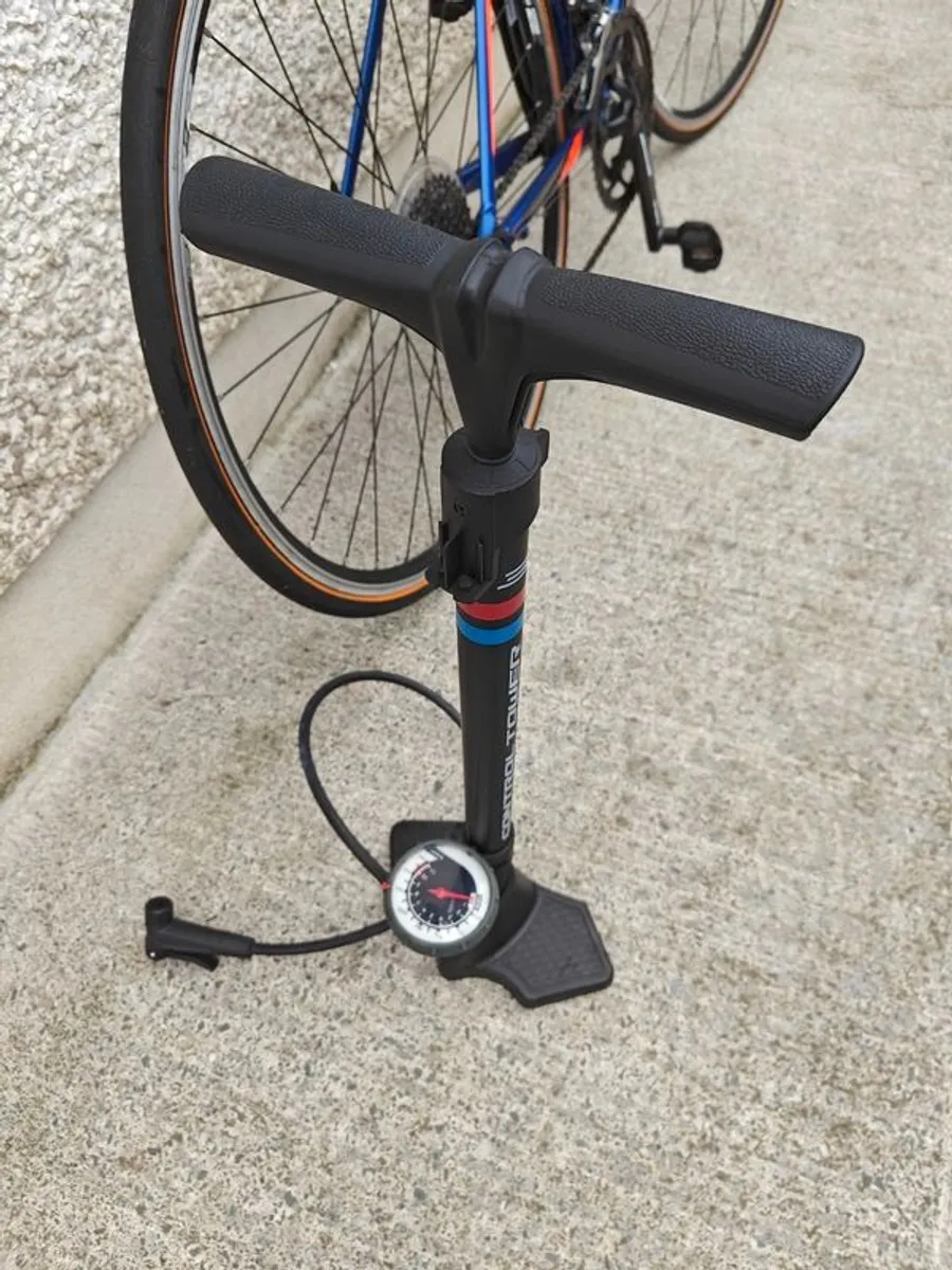 Giant Contend 2 (2017) w/ Garmin Edge & Pump - Image 4