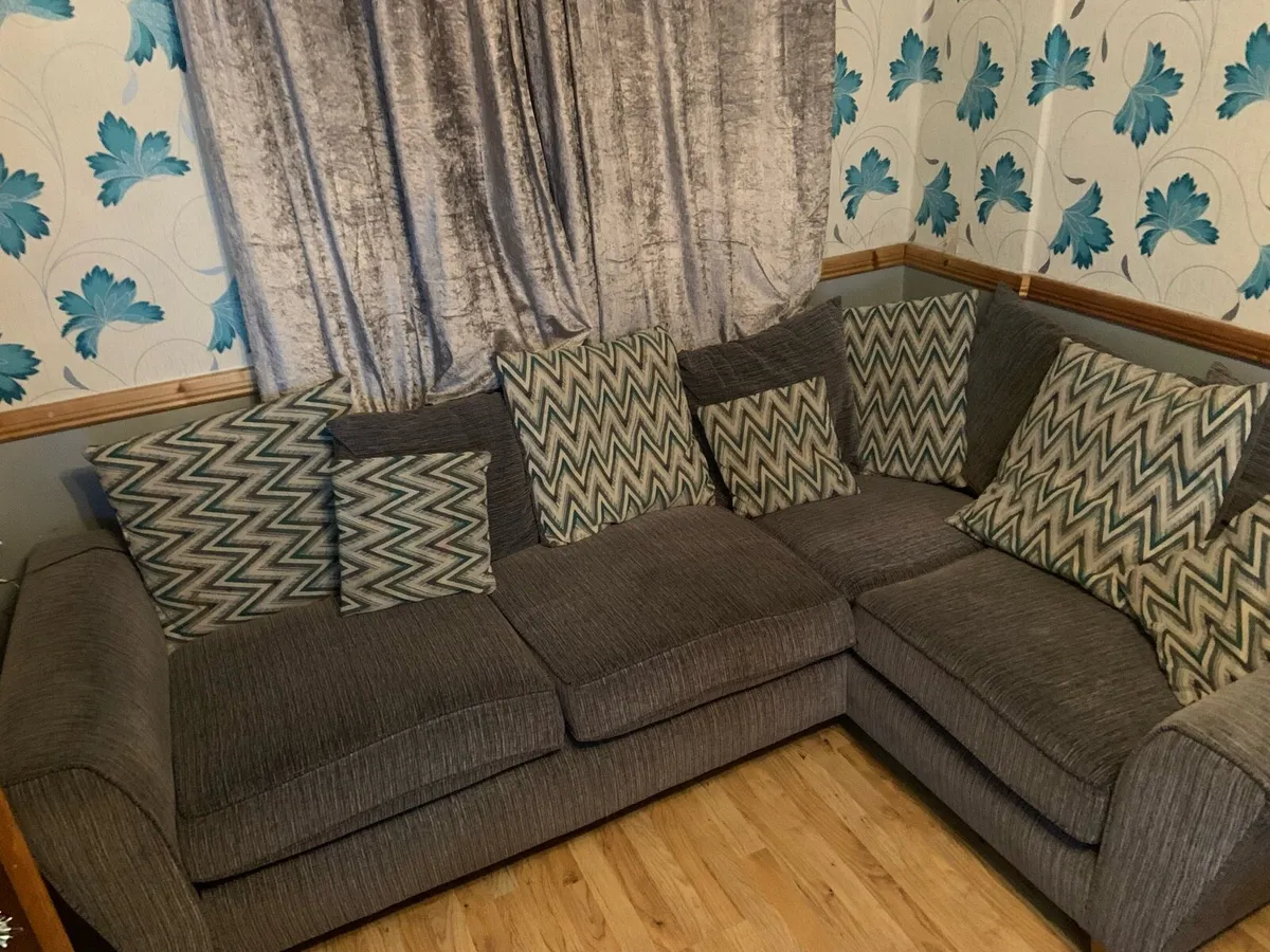 Corner couch - Image 1