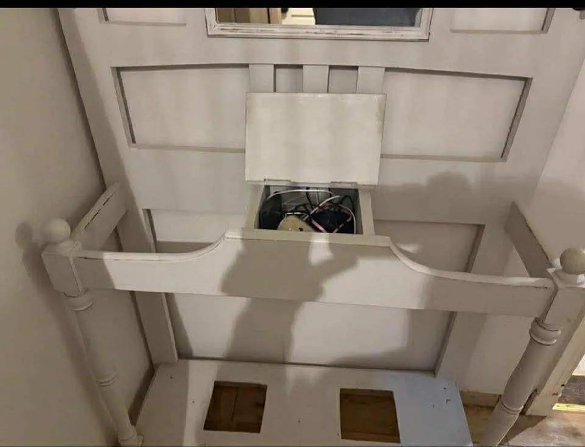 Hall dresser - Image 1