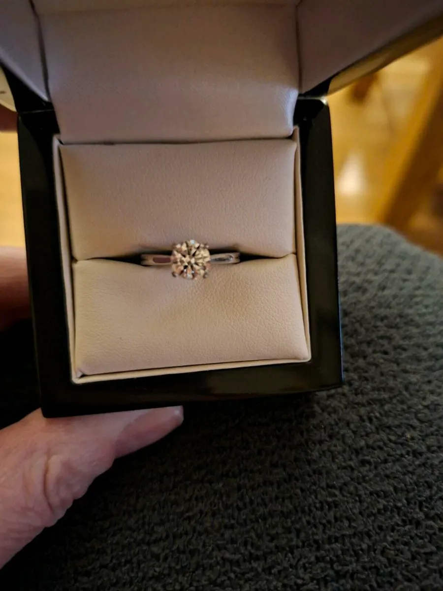 Platinum engagement ring - Image 1