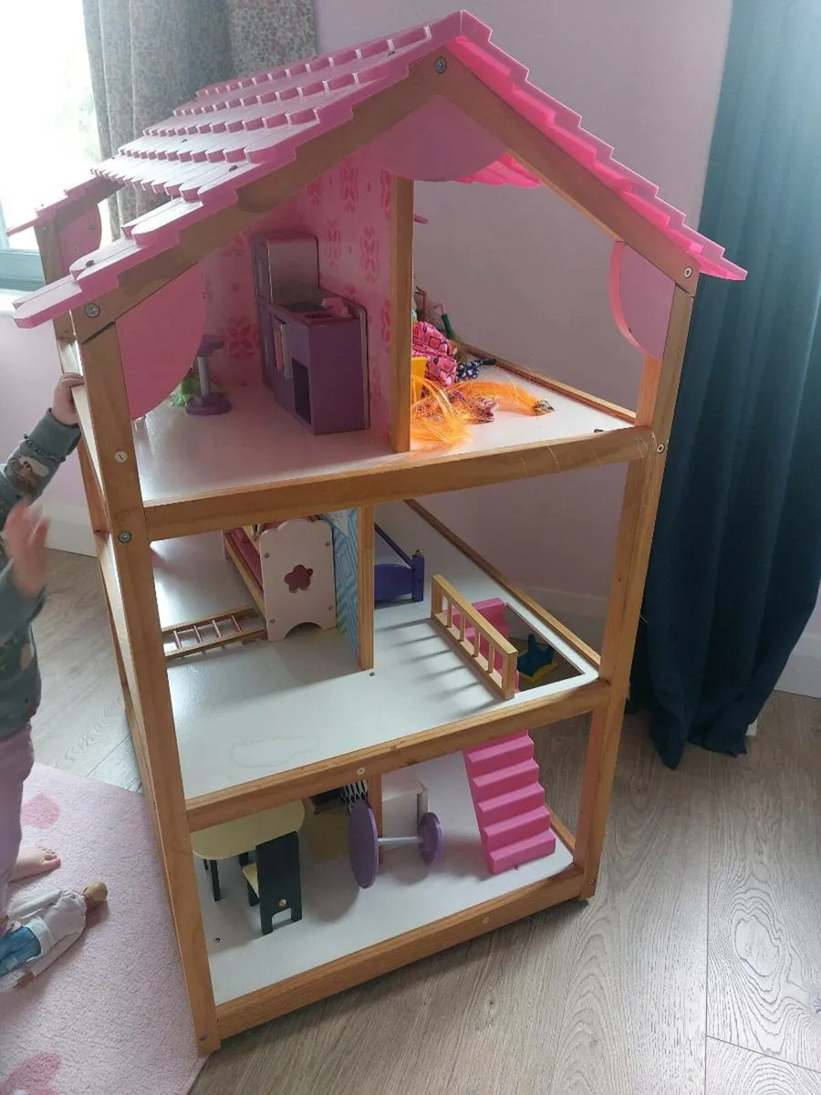 Kidkraft wooden dolls house on wheels - Image 2