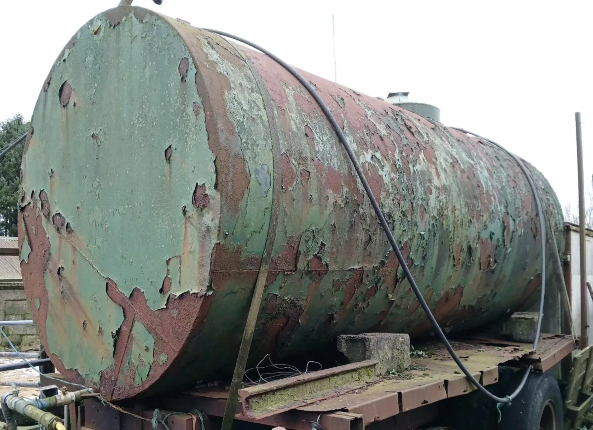 1000 Gallon Water Tank