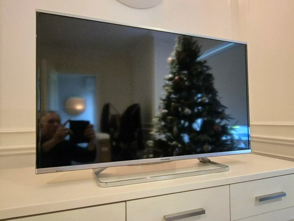 Panasonic 40" 4K Smart TV - Image 2