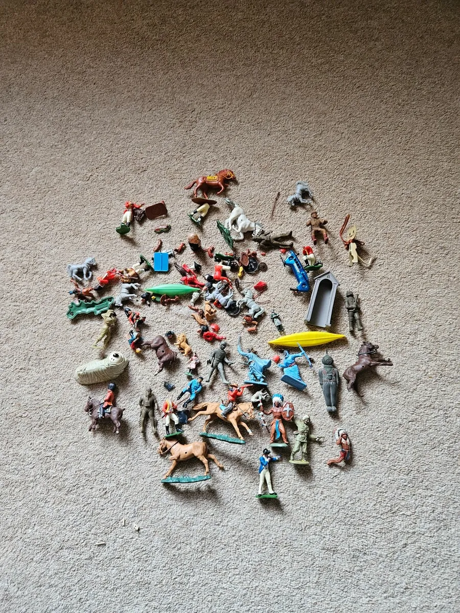 Vintage Britain's Herald Crescent Figures - Image 1