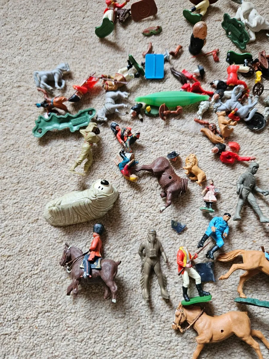 Vintage Britain's Herald Crescent Figures - Image 2